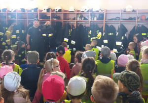 Dzieci w remizie strażackiej.